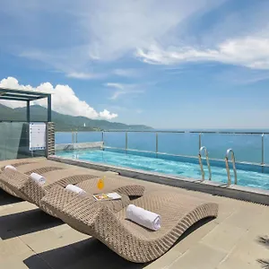 Hotel Mangata Beachfront - Rooftop Bar Sea View, Da Nang